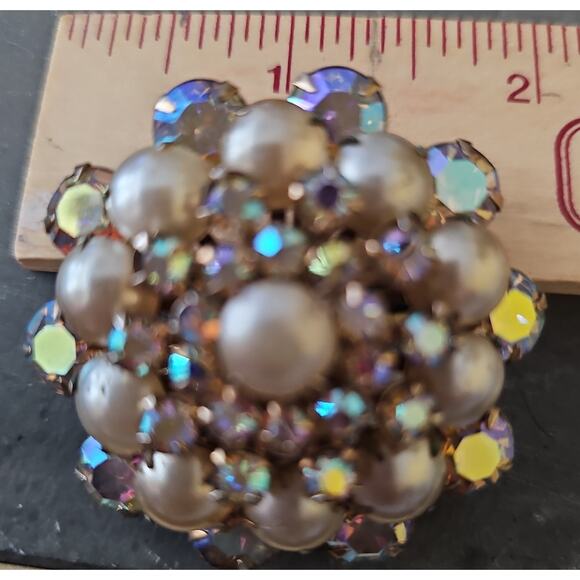 Vintage 1950s 60s Aurora Borealis Rhinestone Brooch Domed Cluster Pin Faux Pearl - Picture 7 of 7